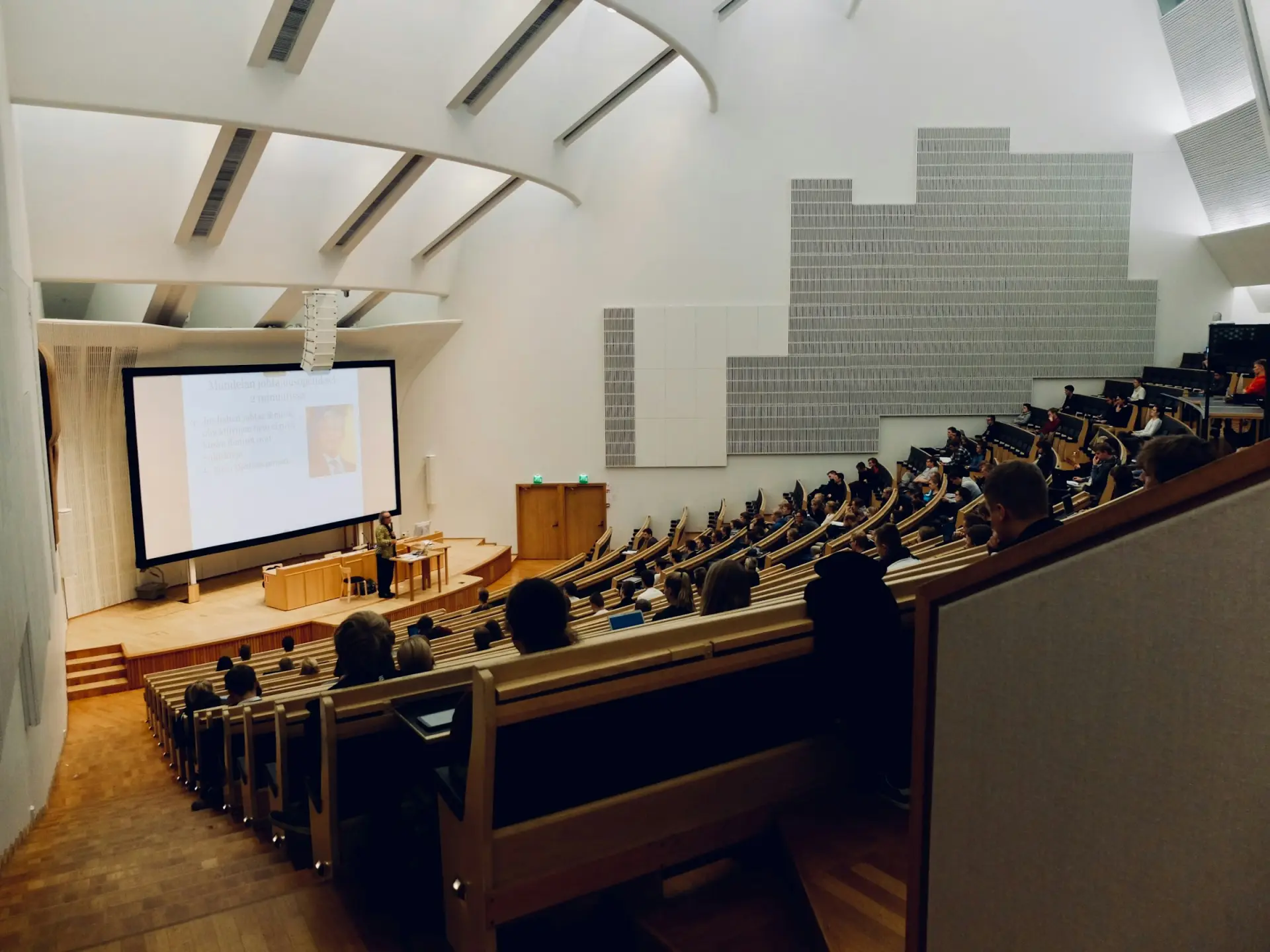 Amphithéâtre rempli d'étudiants lors d'un cours — valoriser l'excellence de l'expérience étudiante et le rayonnement professionnel de votre établissement